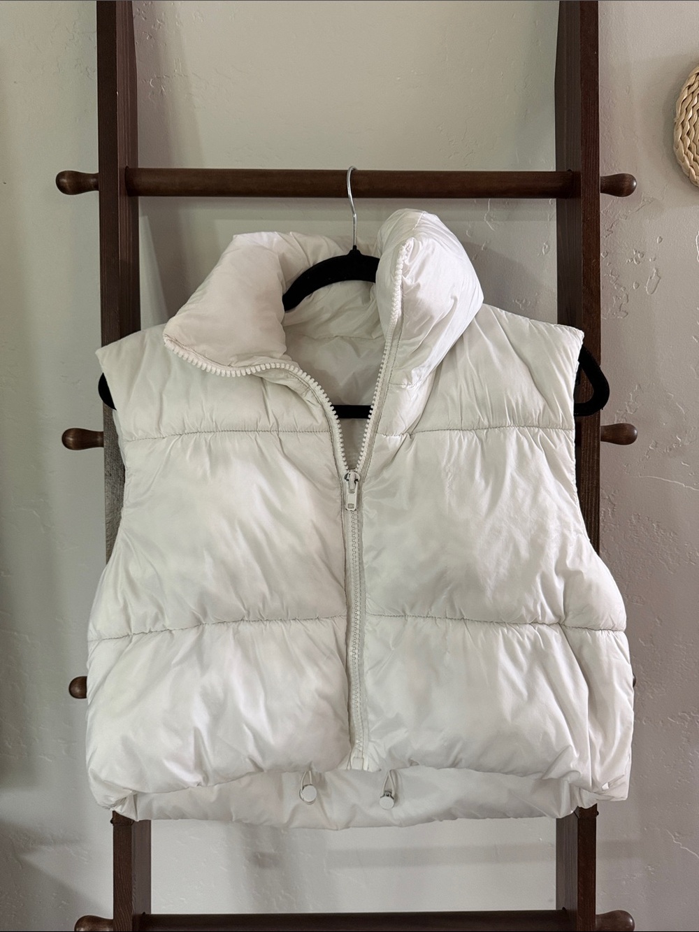White Puffer Vest - Sleeveless Quilted Jacket size small